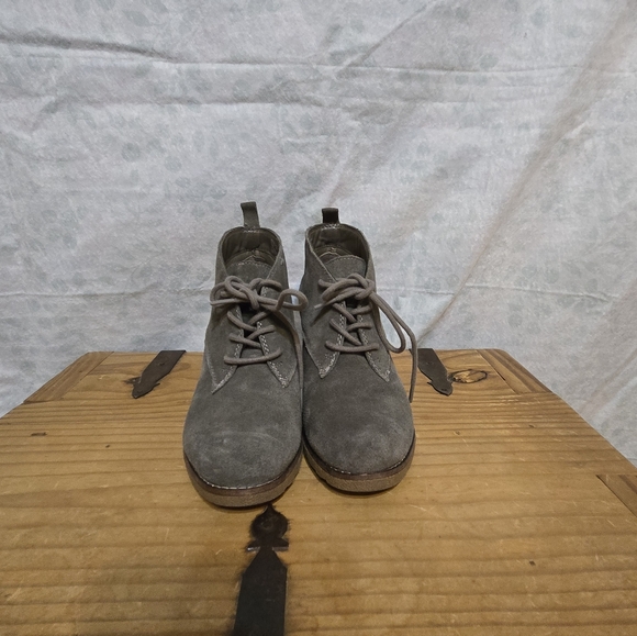 White Mountain Shoes - 💰4 for 15💰 White Mountain Gray Suede Wedge Boots